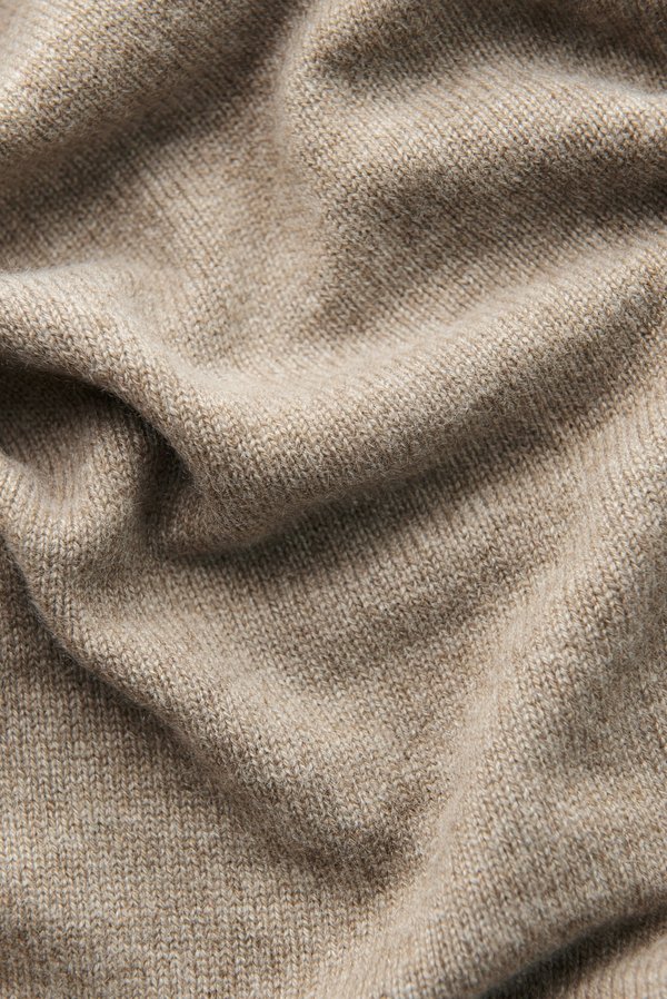 How to Choose the Perfect Cashmere Scarf for a Luxurious Yet Professional Look?